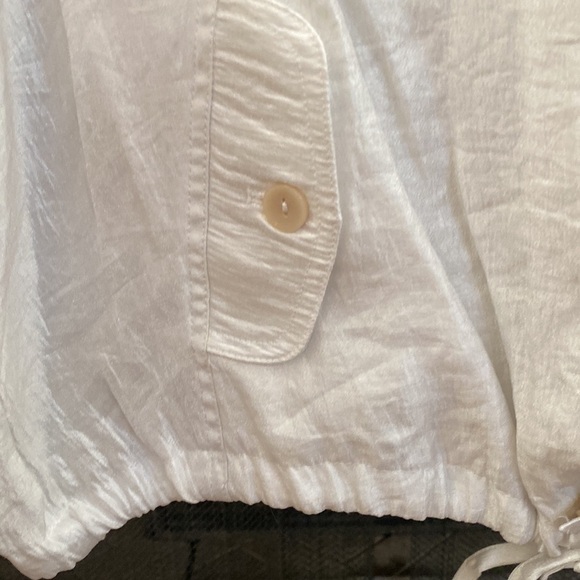 Linear white blouse with cuffed sleeves. Great stitching detail. 2X - Picture 7 of 10